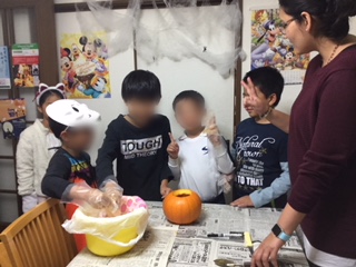 2018 JLS Kids Halloween – Carving Jack-o’-Lantern